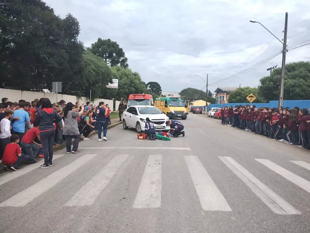 Maio Amarelo: ação em Rio Negro simula resgate de vítima de acidente de trânsito